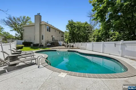 745 Gettysburg Place Paramus NJ 07652