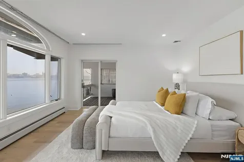 27 Shore Road Edgewater NJ 07020