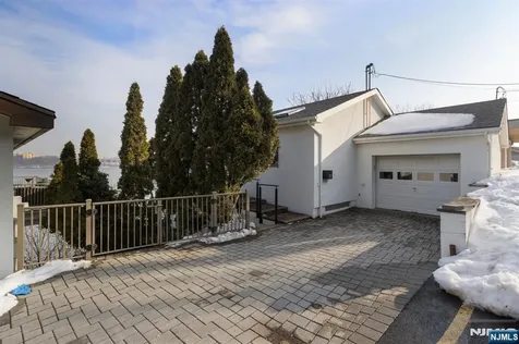 27 Shore Road Edgewater NJ 07020