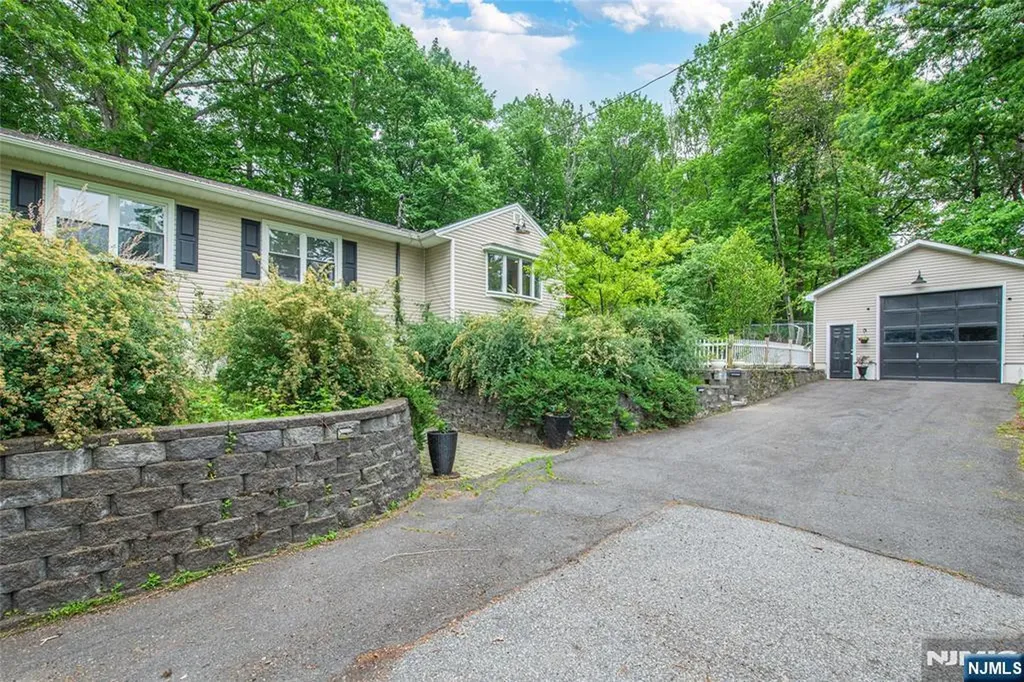 9 Albert Street West Milford NJ 07480