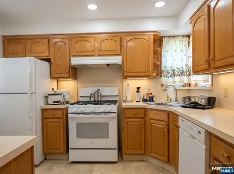 1255 Tuxedo Square Teaneck NJ 07666
