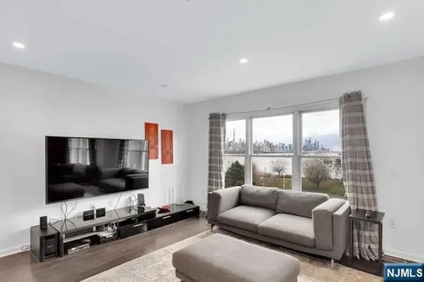 331 Promenade Edgewater NJ 07020
