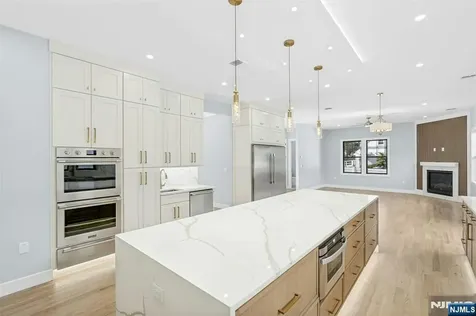 66 Westview Drive Bergenfield NJ 07621