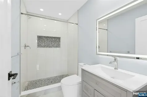 66 Westview Drive Bergenfield NJ 07621
