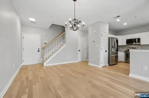 66 Lydia Guttenberg NJ 07093
