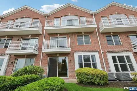 66 Lydia Guttenberg NJ 07093