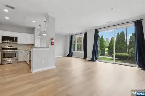 66 Lydia Guttenberg NJ 07093