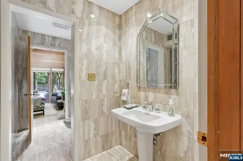 741 Natures Way Franklin Lakes NJ 07417