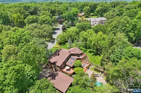 741 Natures Way Franklin Lakes NJ 07417