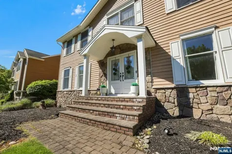 6 Kristen Court Wayne NJ 07470