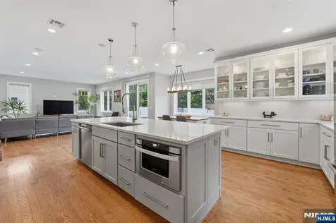 95 Mezzine Drive Cresskill NJ 07626