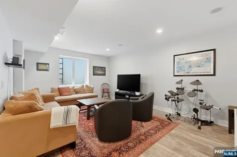 95 Mezzine Drive Cresskill NJ 07626