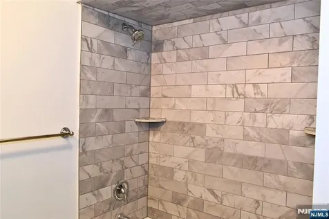 10 Garden Drive Elmwood Park NJ 07407