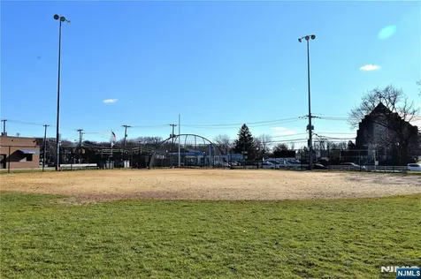 10 Garden Drive Elmwood Park NJ 07407