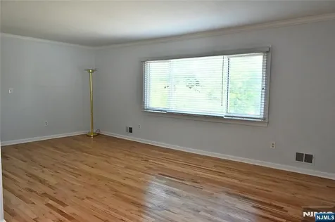 10 Garden Drive Elmwood Park NJ 07407