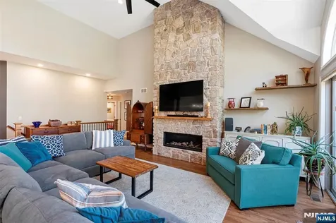 14 Wentworth Court Hamburg NJ 07419