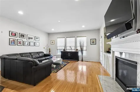 8 Yorktown Lane Totowa NJ 07512
