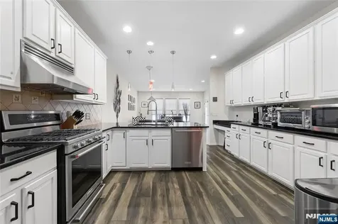 8 Yorktown Lane Totowa NJ 07512