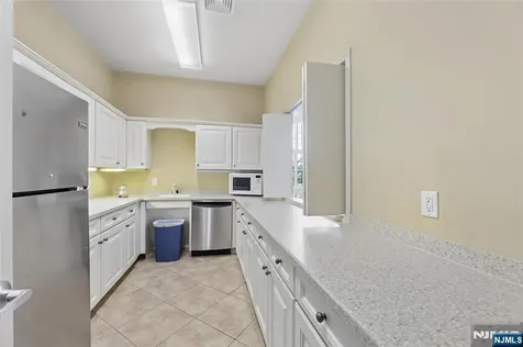 8 Yorktown Lane Totowa NJ 07512