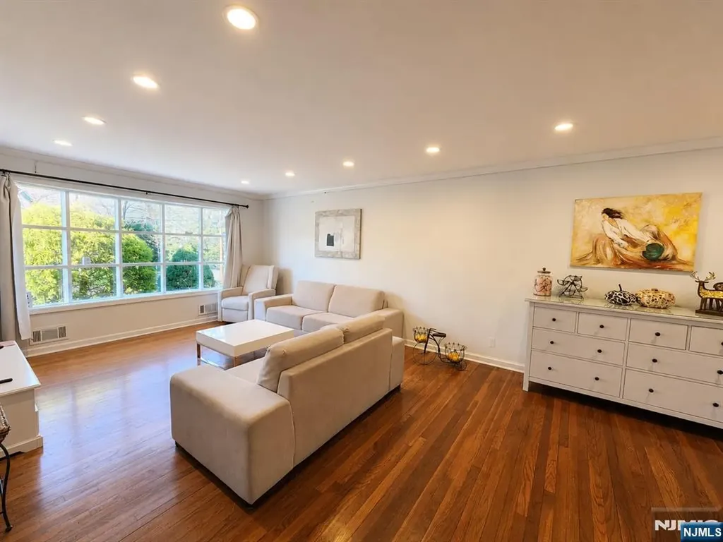 20 Elmwood Terrace Cresskill NJ 07626
