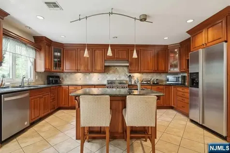 75 Myrtle Avenue Edgewater NJ 07020