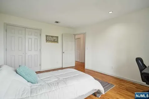 75 Myrtle Avenue Edgewater NJ 07020