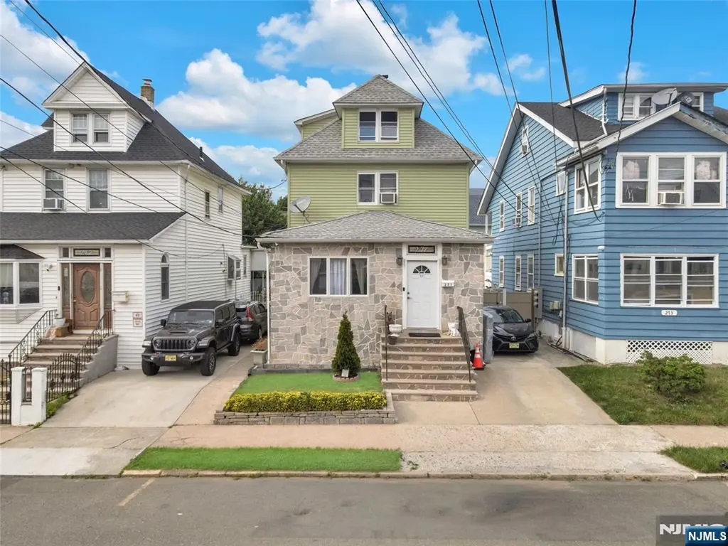 269-271 18th Avenue Paterson NJ 07504