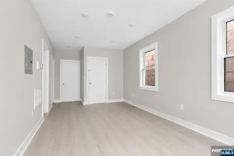 654 12th Street Newark NJ 07103