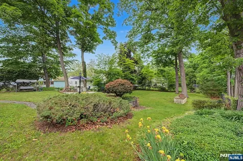 40 Dacotah Avenue Oakland NJ 07436