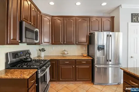 11 Queens Lane Wayne NJ 07470