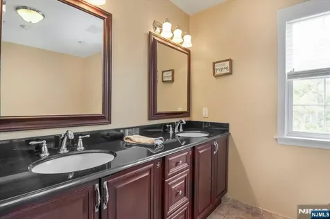 11 Queens Lane Wayne NJ 07470