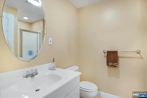 11 Queens Lane Wayne NJ 07470