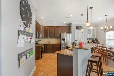 11 Queens Lane Wayne NJ 07470