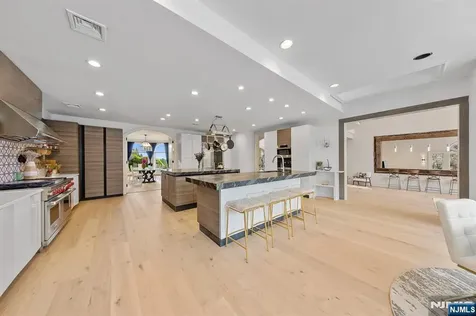 142 Hoover Drive Cresskill NJ 07626