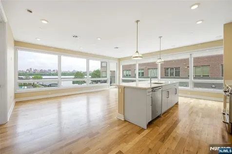 15 Somerset Lane Edgewater NJ 07020