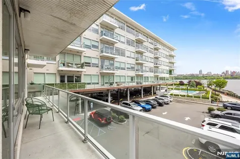 15 Somerset Lane Edgewater NJ 07020