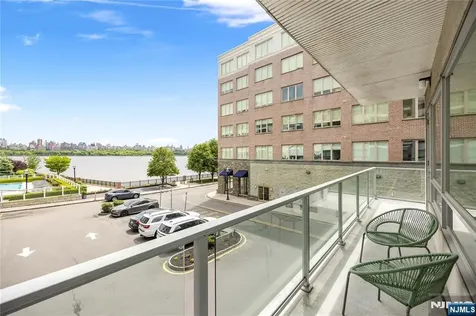 15 Somerset Lane Edgewater NJ 07020