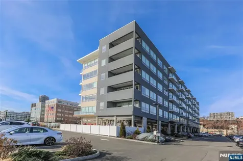 15 Somerset Lane Edgewater NJ 07020