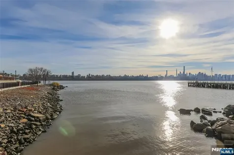 15 Somerset Lane Edgewater NJ 07020