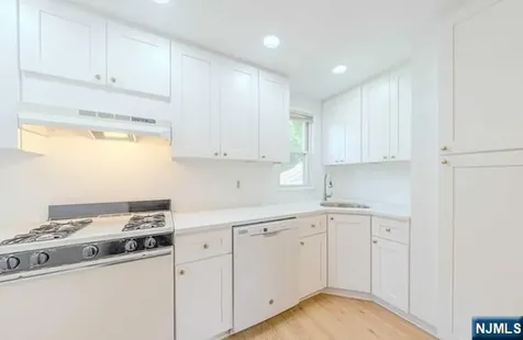 313 Elm Place Leonia NJ 07605
