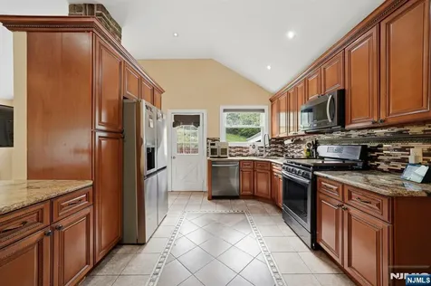 22 Federal Hill Road Pompton Lakes NJ 07442