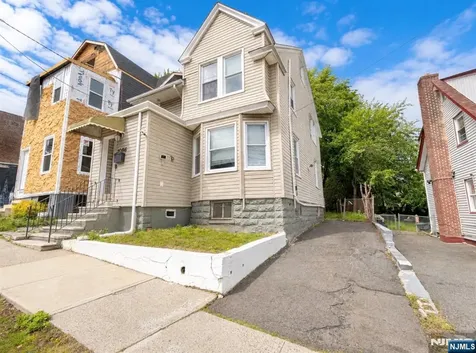 1086 18th Avenue Newark NJ 07106