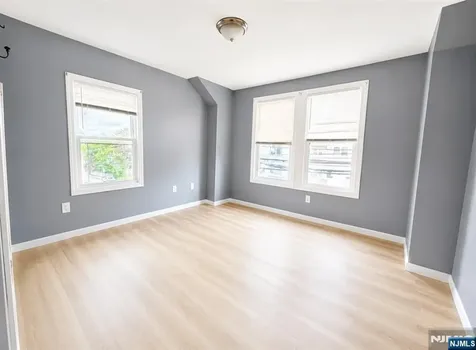 1086 18th Avenue Newark NJ 07106