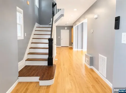 1086 18th Avenue Newark NJ 07106