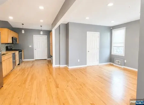 1086 18th Avenue Newark NJ 07106