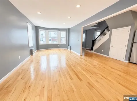 1086 18th Avenue Newark NJ 07106