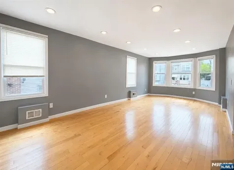 1086 18th Avenue Newark NJ 07106