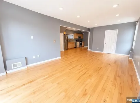 1086 18th Avenue Newark NJ 07106
