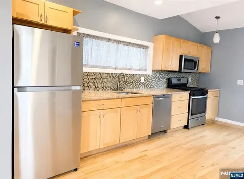 1086 18th Avenue Newark NJ 07106