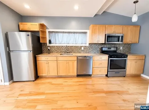 1086 18th Avenue Newark NJ 07106